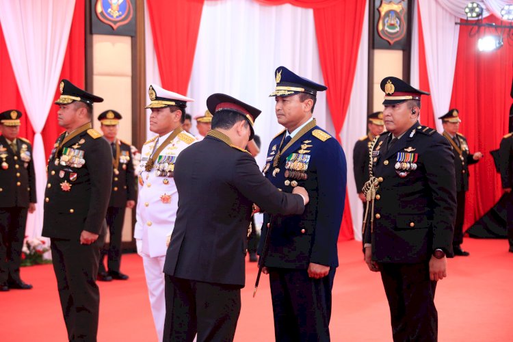 Pemberian Tanda Kehormatan Bintang Bhayangkara Utama (BBU) Wujud Komitmen Kokohnya Sinergisitas TNI-Polri Selama Ini